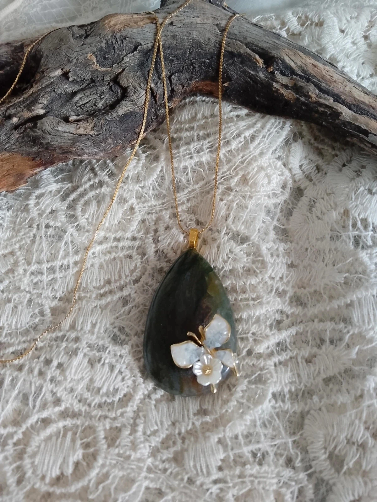 Collier pierre d'agate mousse avec papillon – photo 3